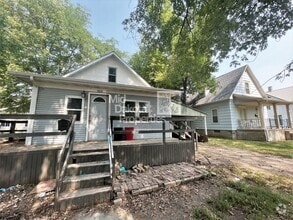 Building Photo - 908 E 3rd- 2 bed