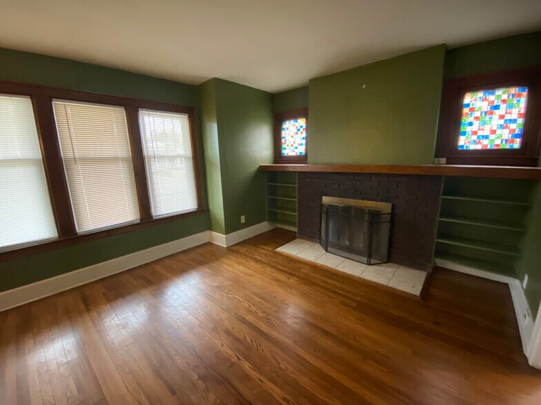 Family Room with Hardwood Floors - 3118 N Main St