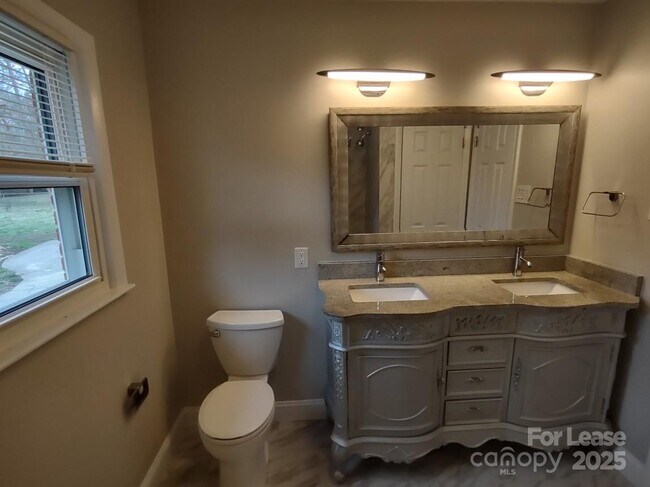 Building Photo - 5027 Dogwood Pl