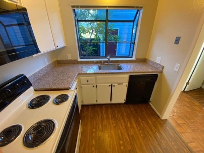 Building Photo - Sunny Townhouse in Lighthouse Cove