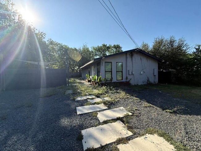 Building Photo - 5411 Manor Rd