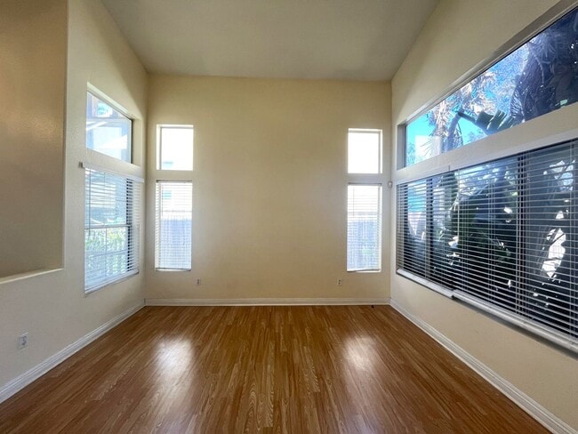 Building Photo - 4 bed, 2.5 bath located in Corona, CA!