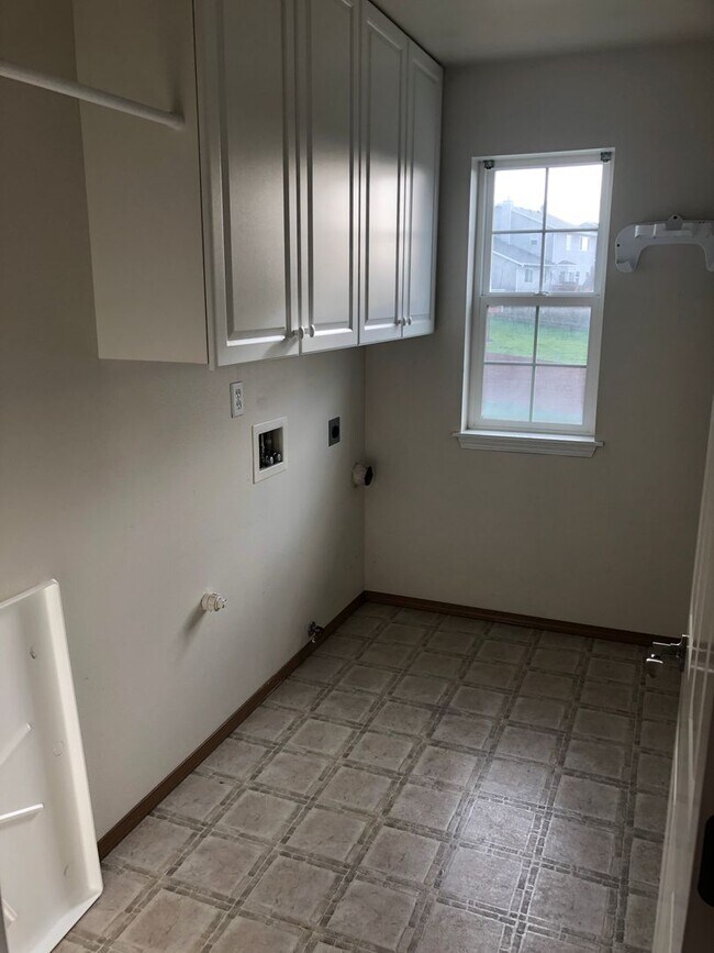 Building Photo - ***PENDING APPLICATION***Beautiful 3 Bedroom Home with Massive Garage and Bonus Room