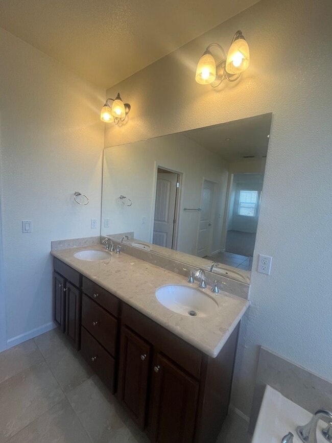 Building Photo - 4 Bedroom 2, Bath, 2900 sqft. w/t Separate 1 Bedroom 1 Bath Guest Quarters for Lease.