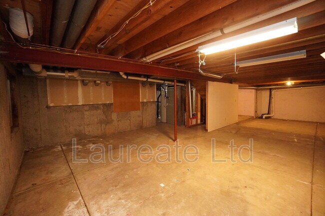 Building Photo - 1702 W Dry Creek Rd