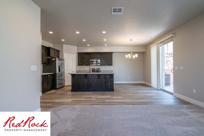 Building Photo - Spacious Townhome in Hurricane Heights