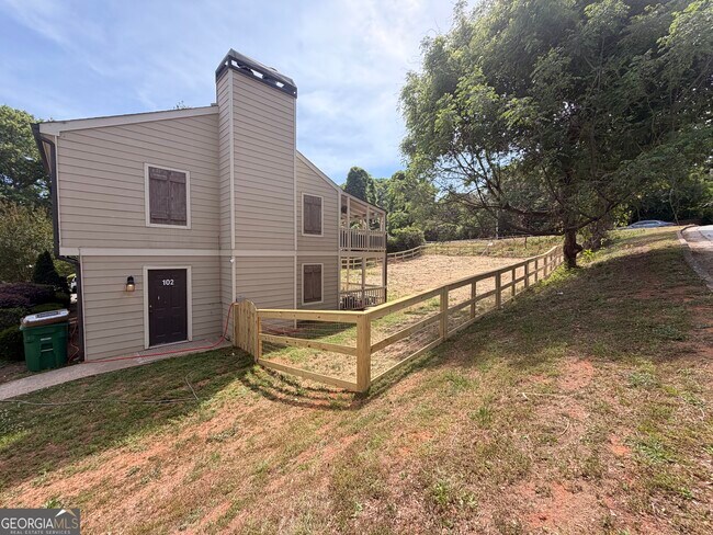 Building Photo - 102 Welch Pl