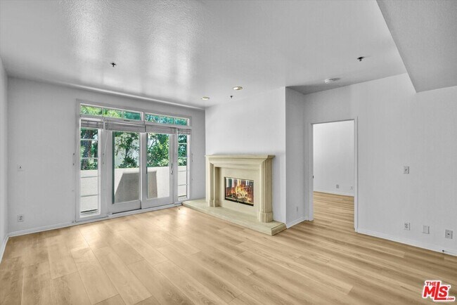 Building Photo - 2222 Beachwood Dr