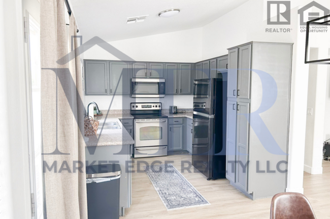 Building Photo - 3Bed/2Bath Furnished Home 2 Car Gar - 19th...