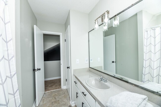 Building Photo - Charming and Spacious Home