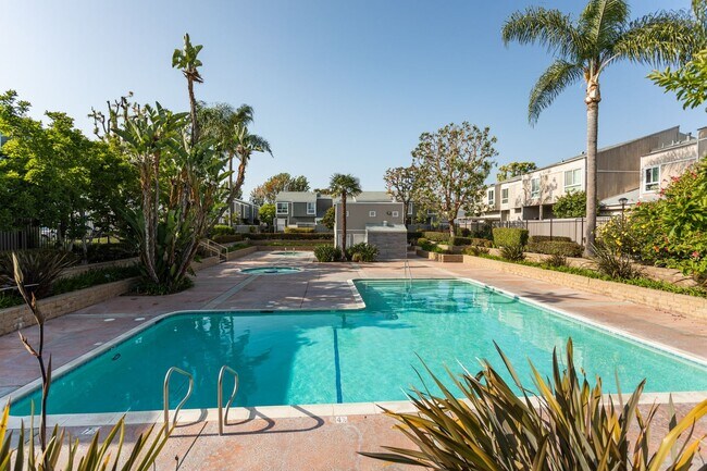 Building Photo - 3 bed 2 bath Townhouse located in South Coast Metro