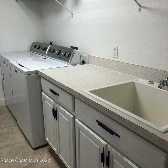 Building Photo - 806 Mystic Dr