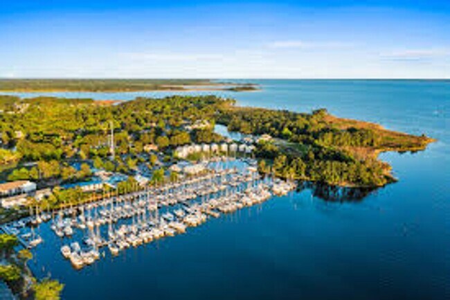 Building Photo - Townhome Style Loft Condo Gated Marina Community + Utilities Included!