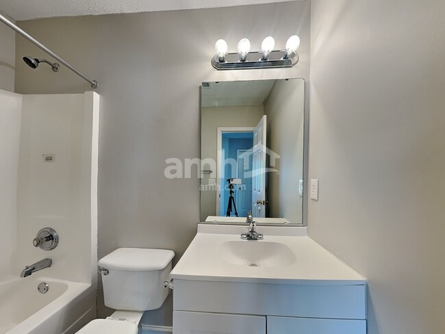 Building Photo - 121 Golden Crest Ct