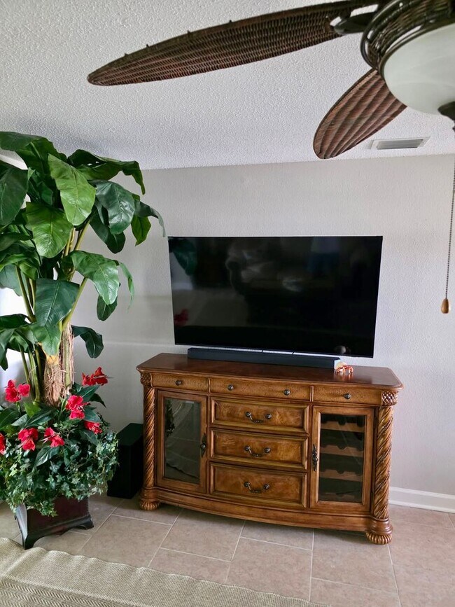 Building Photo - Furnished condo with dock!