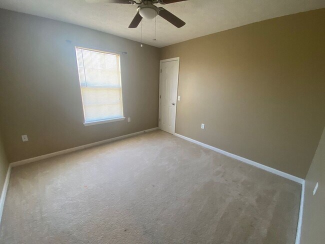 Building Photo - Spacious 3Bed/2Ba Brick Home in a Quiet Ne...