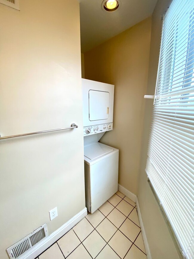 Building Photo - 32 Wyoming St