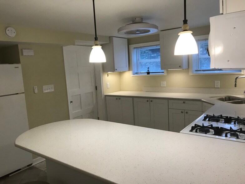 Building Photo - 5335 W Sunnyside Ave