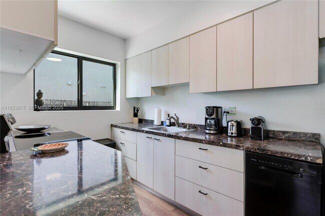 Building Photo - 11534 NE 13th Ave