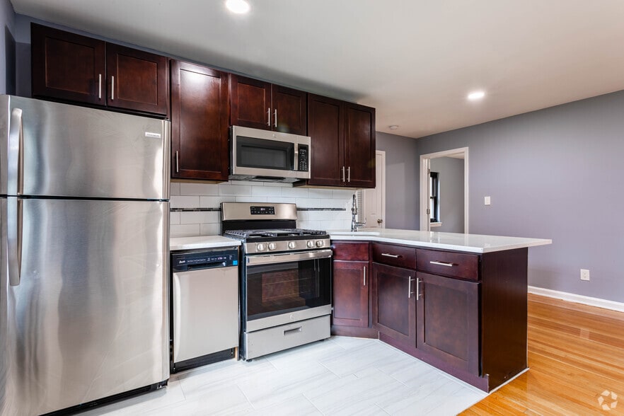 Primary Photo - Skyline Apartments