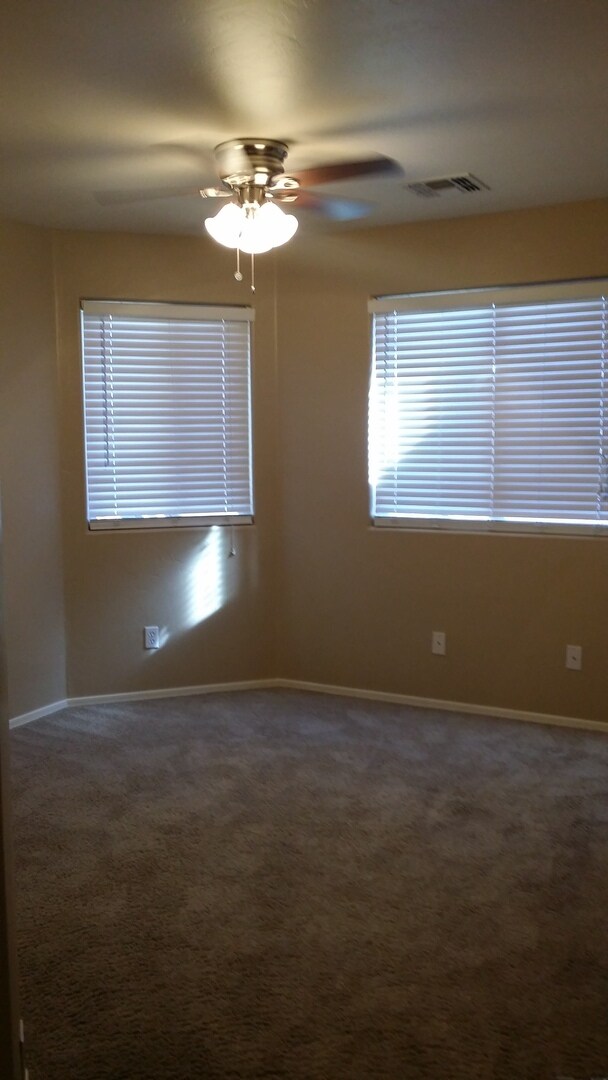 Building Photo - Rita Ranch Beauty ready for Move In Today! 4 bedroom 2 bath Home all Updated!