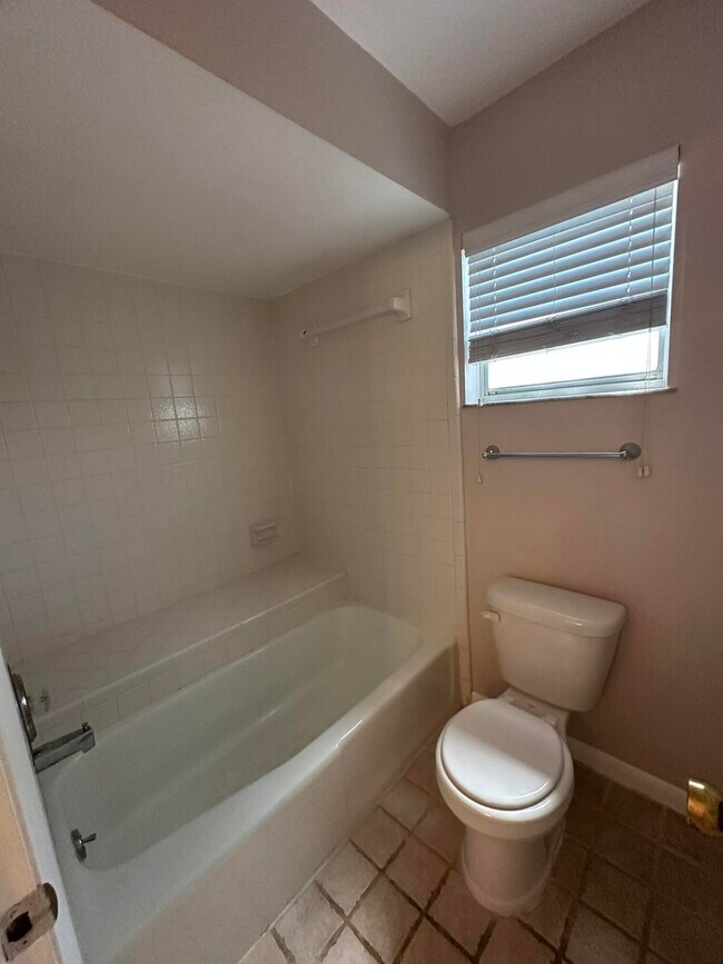 Building Photo - 744 SE Fallon Dr