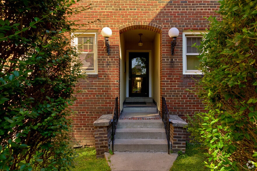 Primary Photo - 950 Bay St