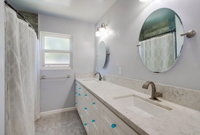 Building Photo - Wonderful SINGLE FAMILY HOME in DEL CERRO