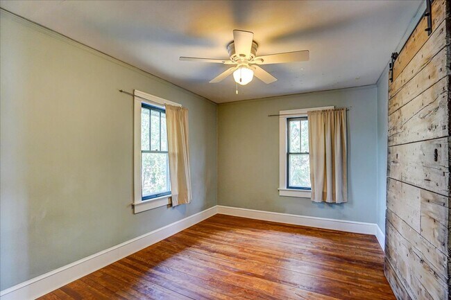 Building Photo - 513 Troy Dr