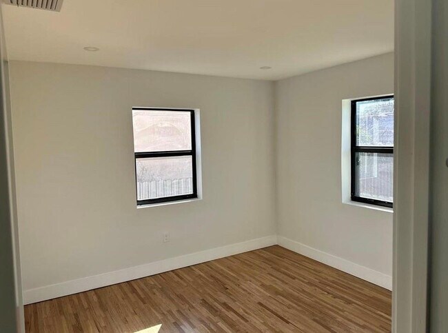 Building Photo - 170 W 58th St