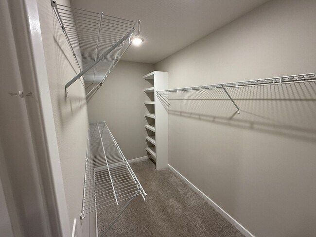 Building Photo - Spacious 5-Bedroom Walkout Basement Home i...