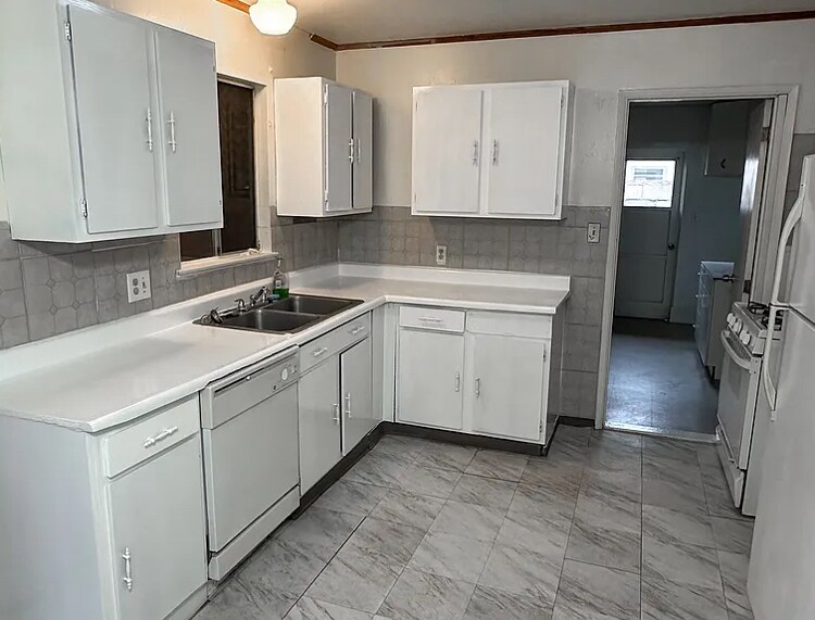 Building Photo - 4640 Clairemont Dr