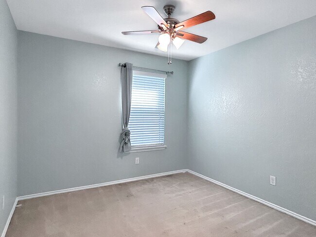 Building Photo - Far West Side 3BR Home with Study, Island Kitchen & Covered Patio