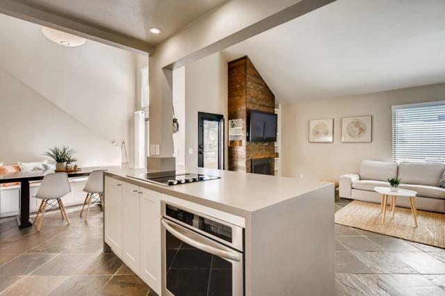 Building Photo - 536 Via De La Valle