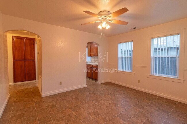 Building Photo - 325 E Mariposa Ave