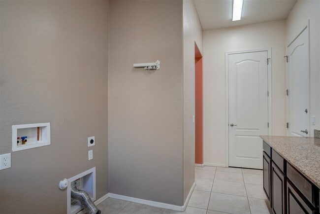 Building Photo - Beautiful 2 bed + den, 2 bath Home Located in Quailwood!