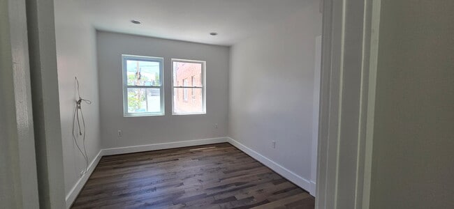 Building Photo - 1409 G St NE
