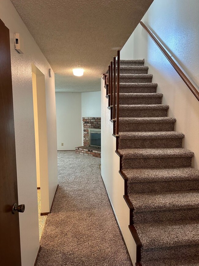 Building Photo - 2 bedroom 1.5 bathroom duplex in quiet Thu...