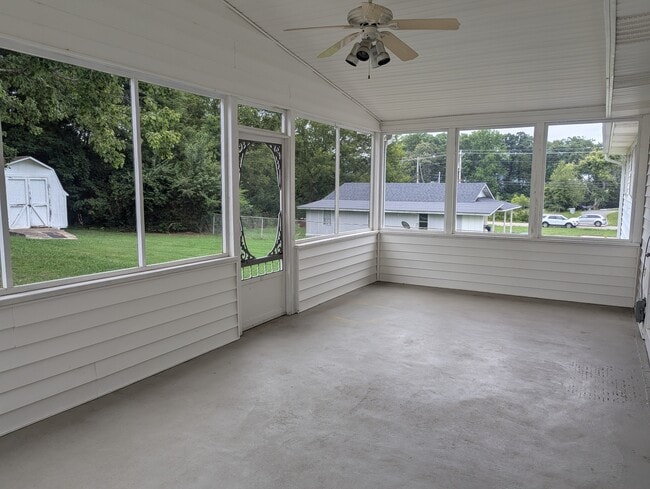 Building Photo - 908 Columbia Rd