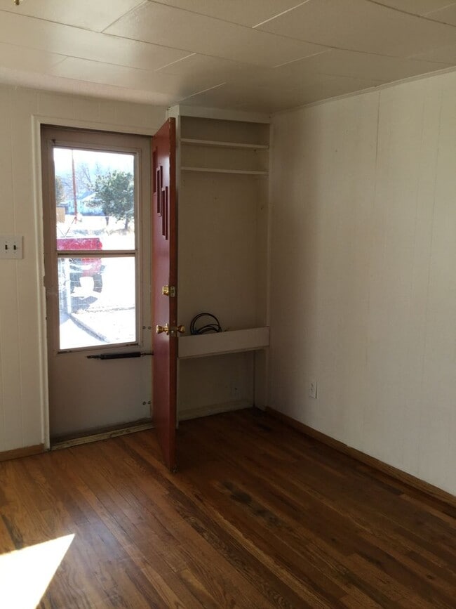 Building Photo - 3 bedroom 1 bath with large garage and shop