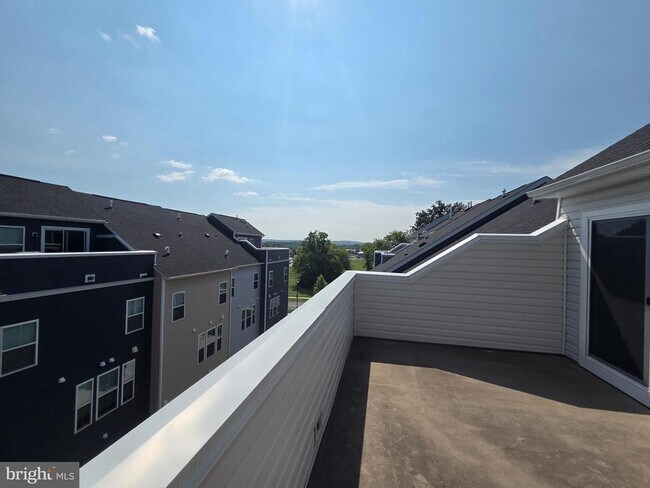Building Photo - 2558 Hopton Ln