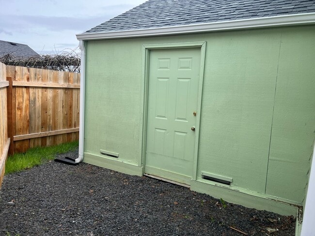 Building Photo - Upstairs 1 bedroom apartment with garage!