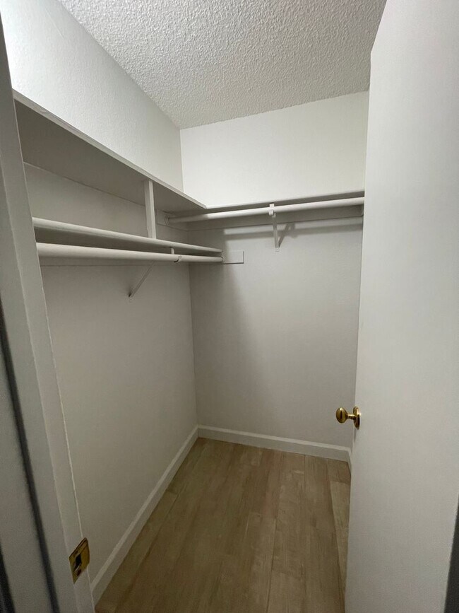 Building Photo - APPLE VALLEY- REFURBISHED 2 BEDROOM , 2 BATHROOM APARTMENT