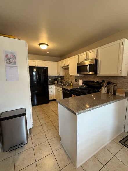 Building Photo - 7S478 Lynn Dr