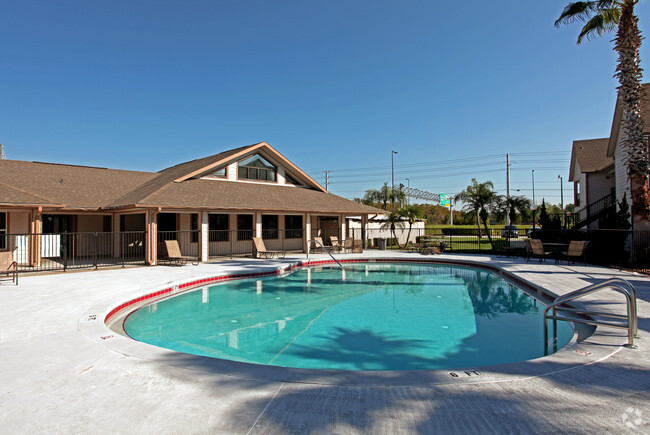 Pool - Ravenwood Apartments