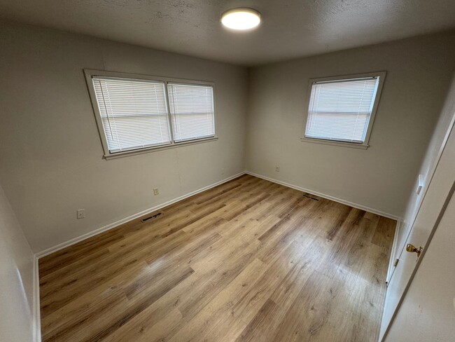 Building Photo - $995 - 3 bed 1 bath - Single Family Home