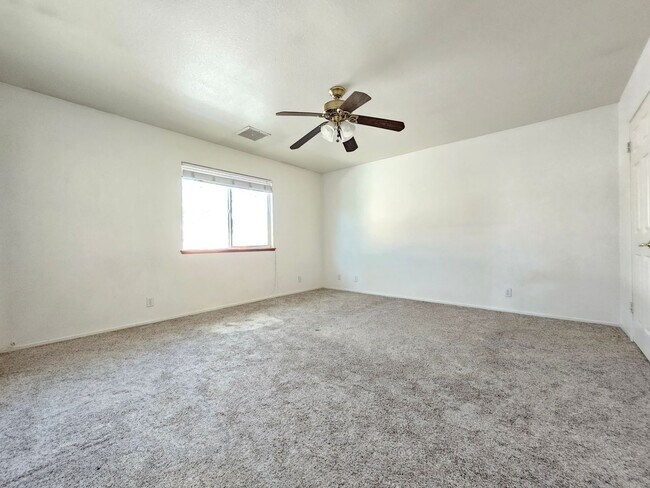 Building Photo - Cozy 3 bed 2 bath