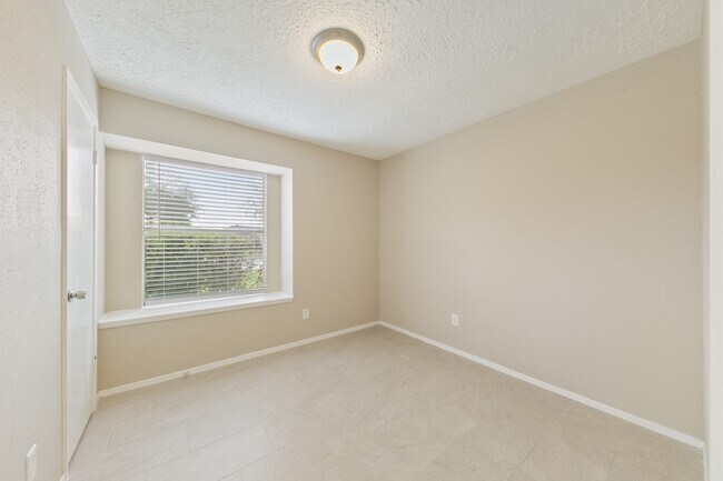 Building Photo - 1911 Highcrest Dr