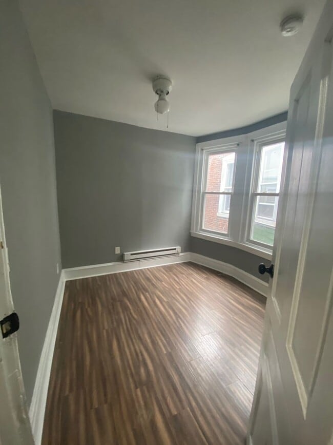 Building Photo - ? Available 11/1 – Renovated 4-Bedroom Hom...