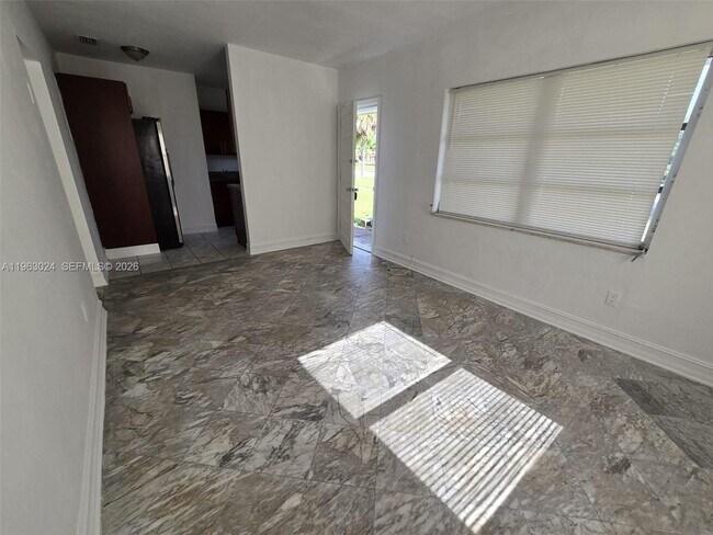 Building Photo - 17193 NE 18th Ave